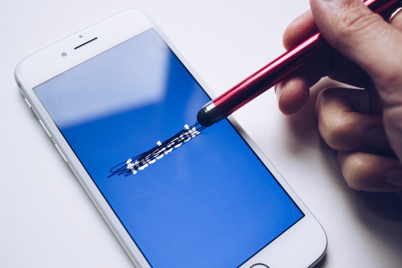 facebook smartphone soocial-media